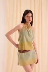 Top de cuello halter en gamuza supersuave con efecto degradé.