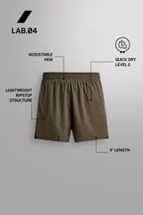 Short de running confeccionado en tejido técnico ligero y elástico con estructura. Cuenta con forro interior, cintura elástica ajustable con cordón, bolsillo trasero con cierre oculto, bolsillos laterales multifunción y aberturas laterales en las perneras.
