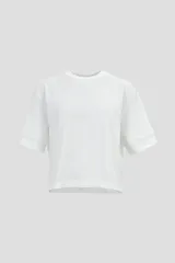 Remera blanca de corte holgado y mangas cortas con doblez.