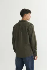 Camisa marrón de pana fina, corte regular fit, con cuello solapa clásico, bolsillo en el pecho y botones personalizados.