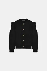 Chaqueta de punto color negro con cuello redondo, manga por debajo del codo con hombros marcados y acabados en rib. Cierre frontal con botones dorados.