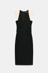 Vestido midi de escote en pico y diseño sin mangas con hombreras en contraste color crema. Presenta cintura entallada con frunces laterales, cierre trasero con cremallera oculta y abertura en el bajo de la espalda.