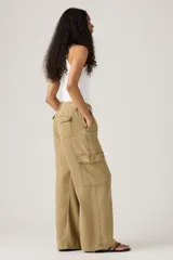 Pantalón cargo color arena, de corte amplio, con bolsillos laterales y cinturón con hebilla metálica.