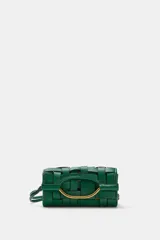 Bolso de mano con diseño de efecto trenzado en color verde, formato rectangular alargado, con asa metálica dorada integrada y cierre mediante doble clip.