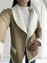 Tapado beige de ecocuero con interior de corderito blanco, con cuello solapa y bolsillos laterales.