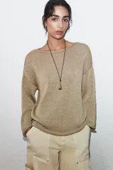 Jersey de punto de manga larga y cuello barco, con diseño holgado y acabado texturizado.