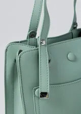 Cartera color beige de cuero sintético, con doble asa corta y correa larga extraíble con estampado de letras en dorado.