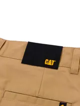 Pantalon tipo chino de corte recto, color marrón claro, con cierre de botón y cremallera, bolsillos laterales y trabillas para cinturón.