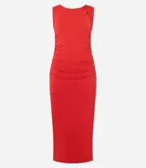 Vestido midi rojo, ajustado al cuerpo, sin mangas, con escote redondo y detalle de fruncidos en el torso.