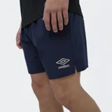 Short deportivo Umbro modelo Terren, color negro, con logo de la marca estampado en blanco en el lateral izquierdo.