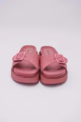 Sandalias veganas color beige con plataforma y hebilla decorativa.