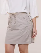 Falda skort corta verde militar de popelina con cintura elástica con cordón de ajuste y bolsillos delanteros.