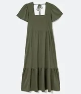 Vestido midi de algodón color verde militar, con escote cuadrado, mangas cortas amplias y falda con volantes en el ruedo.