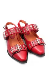 Sandalias con estampado animal print, con puntera cerrada y tiras con hebillas y ojales.