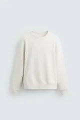 Sudadera de corte regular fit confeccionada en algodón con interior afelpado, cuello redondo y manga larga con puños y ruedo en rib.