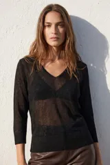 Sweater de punto con acabado brillante, cuello en V y mangas tres cuartos. Presenta un diseño de tejido fino y semitransparente con terminaciones acanaladas en puños y ruedo.