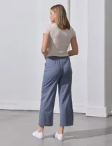 Pantalón jogger color crema, de corte ancho, con pretina elastizada y lazo de ajuste.