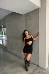 Vestido corto negro con escote en V y tirantes finos, con un top tipo bandeau incorporado y aberturas laterales.