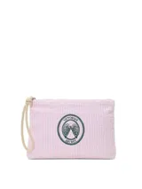 Bolso de mano tipo clutch de Victoria's Secret confeccionado en suave tejido de rizo con diseño de rayas blancas y rosadas. Cuenta con el logotipo de la marca bordado en color verde en el centro, cierre superior de cremallera y correa de muñeca integrada de cordón beige.