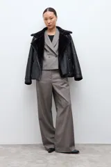Blazer de corte sastre con doble botonadura frontal, solapas clásicas y estructura entallada, confeccionado en tejido de color beige melange.