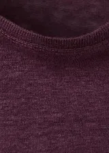 Camiseta de lino color bordó, de diseño recto, con cuello redondo y manga corta.