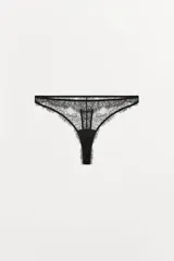 Tanga negra de encaje con tiro medio y cintura elástica.