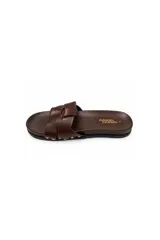 Sandalias planas Daniel Cassin modelo Romi, color negro con tiras cruzadas en el empeine, base de aspecto amaderado y detalles de tachas doradas laterales.