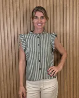 Musculosa a rayas verdes y blancas, con cuello alto fruncido, cierre frontal con botones y volados en los hombros.