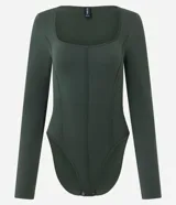 Body negro con diseño seamless (sin costuras), escote cuadrado, tirantes anchos y corte ajustado al cuerpo.