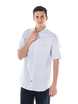 Camisa Tommy Hilfiger de manga corta, color celeste con finas rayas verticales blancas, cuello abotonado, corte regular y logo bordado en el pecho.