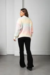 Cárdigan de tejido grueso con diseño de textura en relieve, corte oversize y cierre frontal con botones. Presenta un patrón de colores pastel en bloques.
