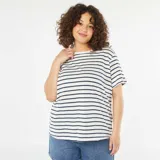 Remera a rayas horizontales azules y blancas de manga corta.