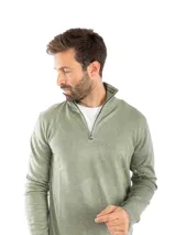 Sweater verde de punto con medio cierre, cuello alto y mangas largas.