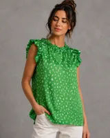 Blusa sin mangas color verde con estampado abstracto en blanco, cuello redondo fruncido y volados en los hombros.