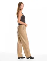 Pantalón de eco cuero negro con pretina elastizada, bolsillos laterales y pierna recta con costura frontal decorativa.