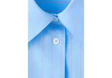 Camisa celeste de manga larga con diseño de rayas finas, cuello clásico, cierre frontal con botones y un bolsillo aplicado en el pecho.