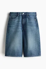Bermuda de cinco bolsillos en denim de algodón rígido, con diseño de corte holgado, cierre y botón.