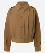 Campera corta y liviana de color marrón, con cuello clásico, cierre frontal con botones y mangas largas con puños ajustables.
