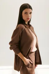 Sobrecamisa azul de lino con cuello camisero, manga larga y cierre frontal con botones.