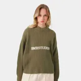 Sweater de punto oversize color verde militar con cuello redondo y el logotipo de la marca bordado en el pecho en color blanco.