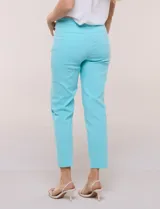 Pantalón de gabardina elastizada color beige, de tiro medio y calce slim. Cuenta con diseño pull-on sin cierres ni botones, cintura ancha, bolsillos delanteros simulados y bolsillos traseros ojal.