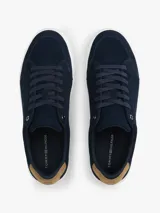 Zapatillas de tenis Tommy Hilfiger confeccionadas en ante color azul marino, con suela gruesa de goma blanca y detalle de panel a contraste en el talón en color tostado. Presenta cordones al tono y logo de la marca en bajo relieve en el lateral y el talón.