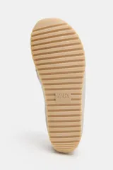 Bailarina deportiva tipo barefoot en color beige, con puntera amplia, cierre de velcro en el empeine, detalles en gamuza y suela flexible de goma.