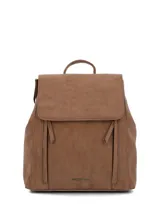 Mochila de cuero sintético color caramelo con solapa frontal, cierre principal y dos bolsillos verticales con cierre en el frente. Incluye manija superior y logo de la marca grabado en la parte inferior.