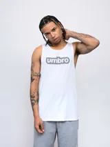 Musculosa deportiva Umbro blanca, de corte recto y sin mangas, con estampa frontal del logotipo de la marca en tonos negros con patrón de ondas.