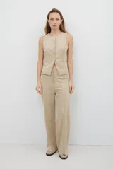 Pantalon de corte recto y tiro alto, confeccionado en un tejido de acabado suave y textura aterciopelada, con costuras verticales decorativas en el frente.