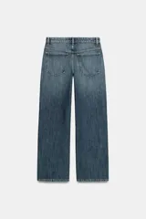 Jeans de tiro medio con corte relajado y diseño de cinco bolsillos. Presenta trabillas en la cintura, cierre frontal con cremallera y botón metálico, con un acabado de lavado desgastado.