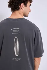 Remera de algodón color marrón con efecto lavado, corte oversize y estampa pequeña en el pecho.