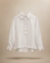 Camisa blanca de lino 100% natural, de manga larga, con cuello bobo amplio y detalles de puntilla en el cuello y la cartera de botones.