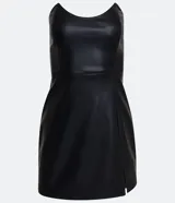 Vestido corto negro sin breteles confeccionado en material sintético con abertura en la pollera.